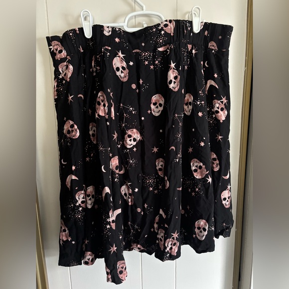🆕 Torrid Mini Challis Skull Skirtall size 1 - Picture 6 of 9